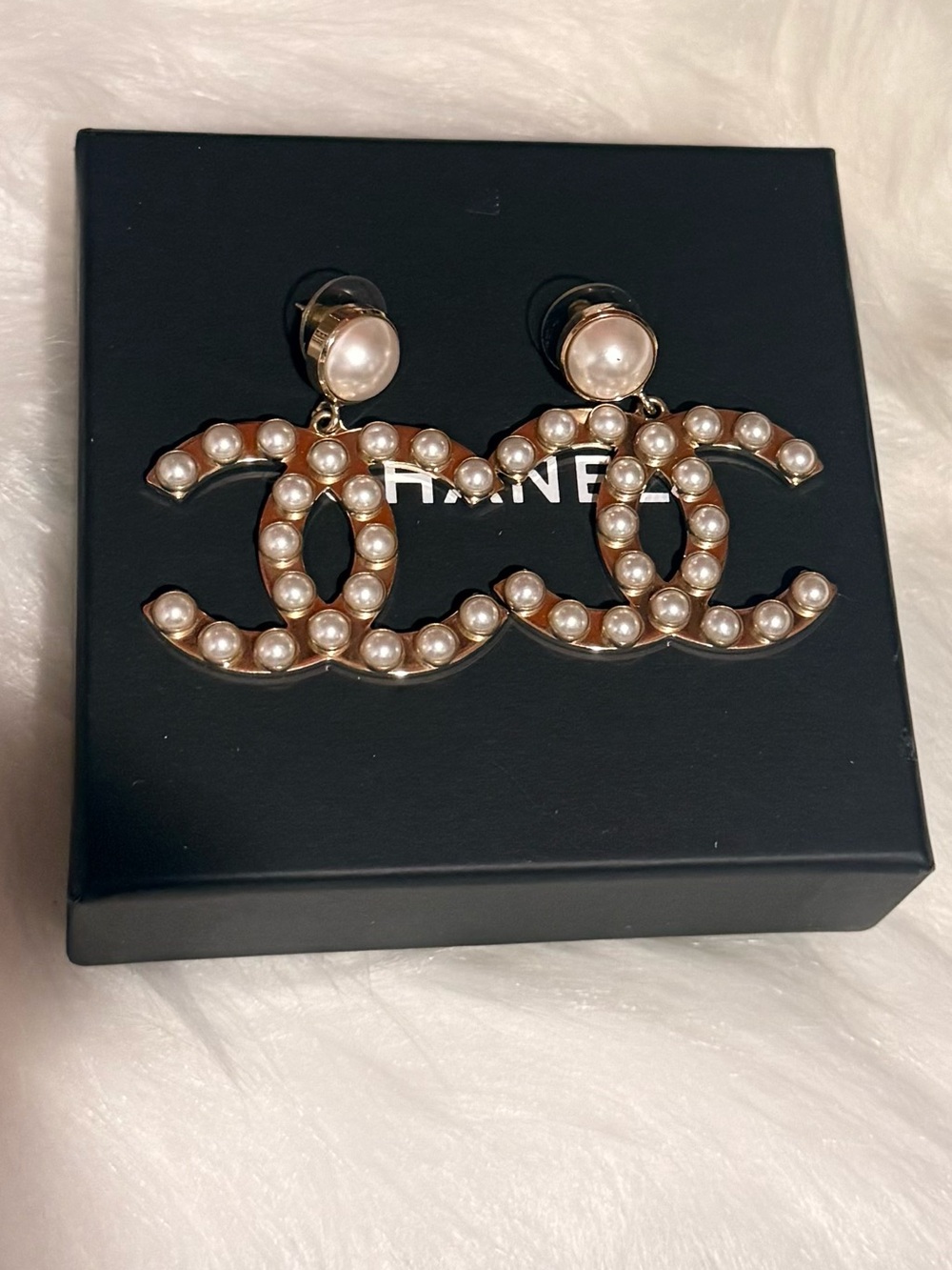 CHANEL
Pearl Large CC Drop Earrings Gold-Tone - Picture 2 of 5